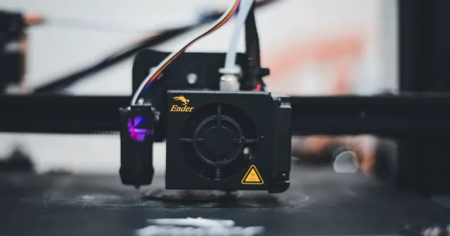 Bico e extrusora de uma impressora 3D em close (foto ilustrativa)