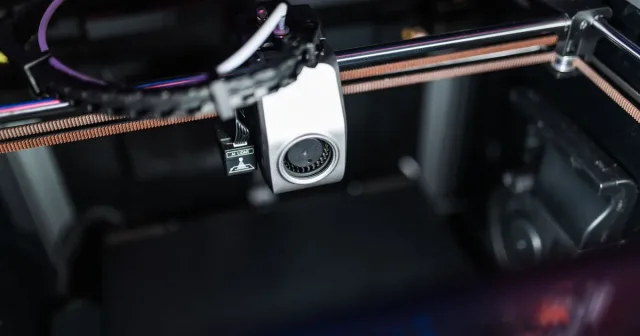Cabeça de impressão de uma impressora 3D no eixo de movimento (foto ilustrativa)