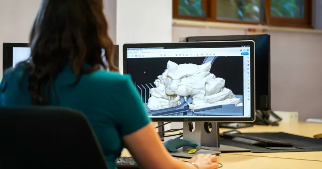 Pessoa modelando um objeto em 3D no computador (foto ilustrativa)