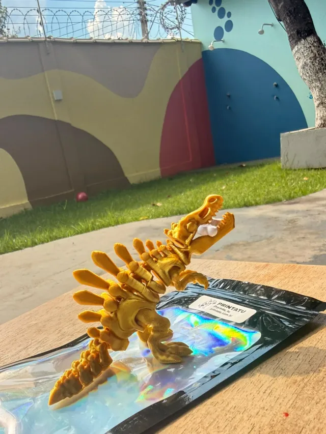 Dinossauro Articulado Dourado, peça impressa pela Printatu